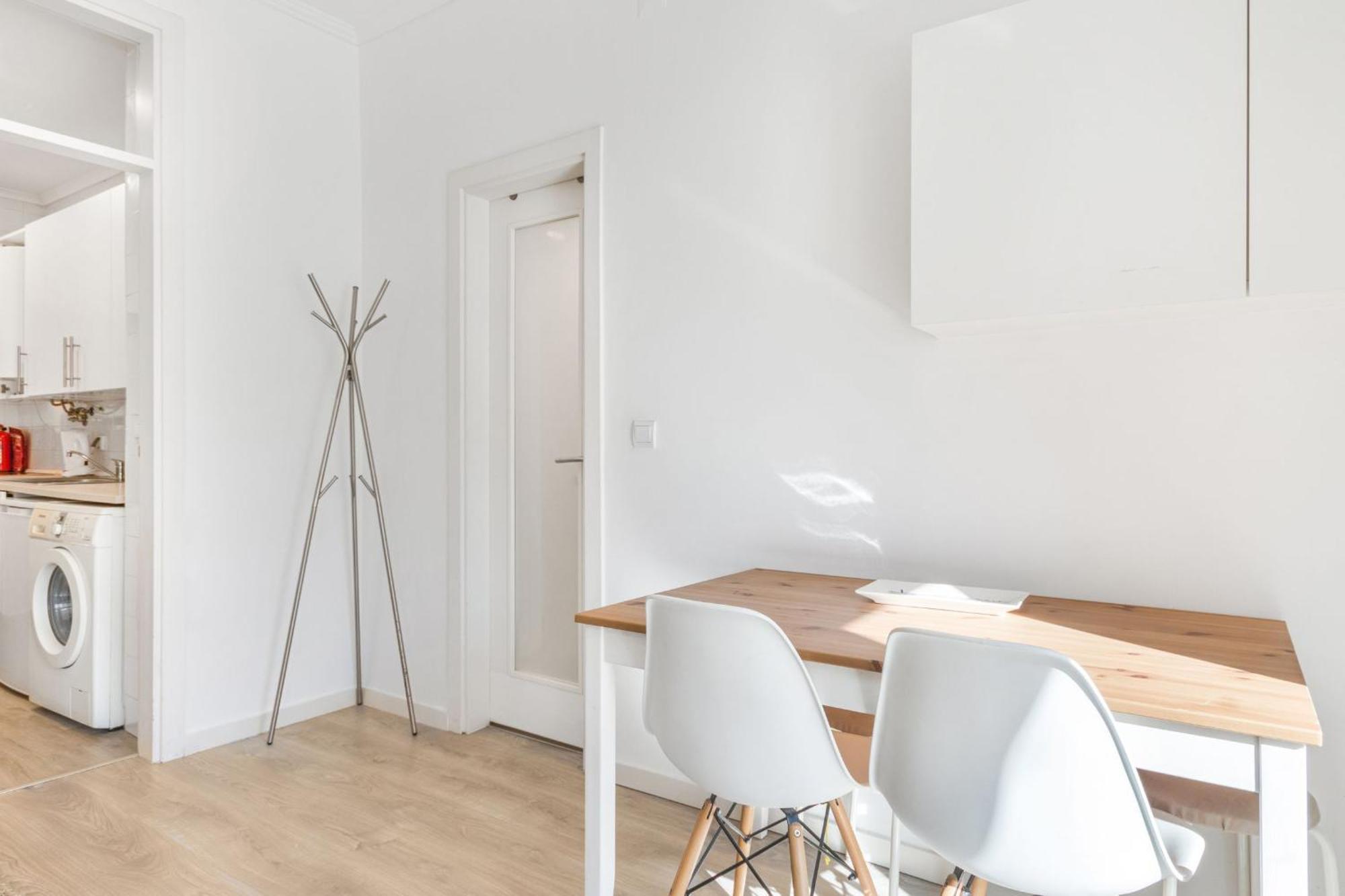 1bdr Cozy Flat In Heart Of By Lovelystay Apartment Lissabon
